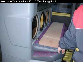 showyoursound.nl - De beukbus van Audio-system - flying dutch - SyS_2006_12_15_16_22_57.jpg - praammotor van een ford te gebruiken kan de rug gedeelte naar benenden en naar boven klapen/p